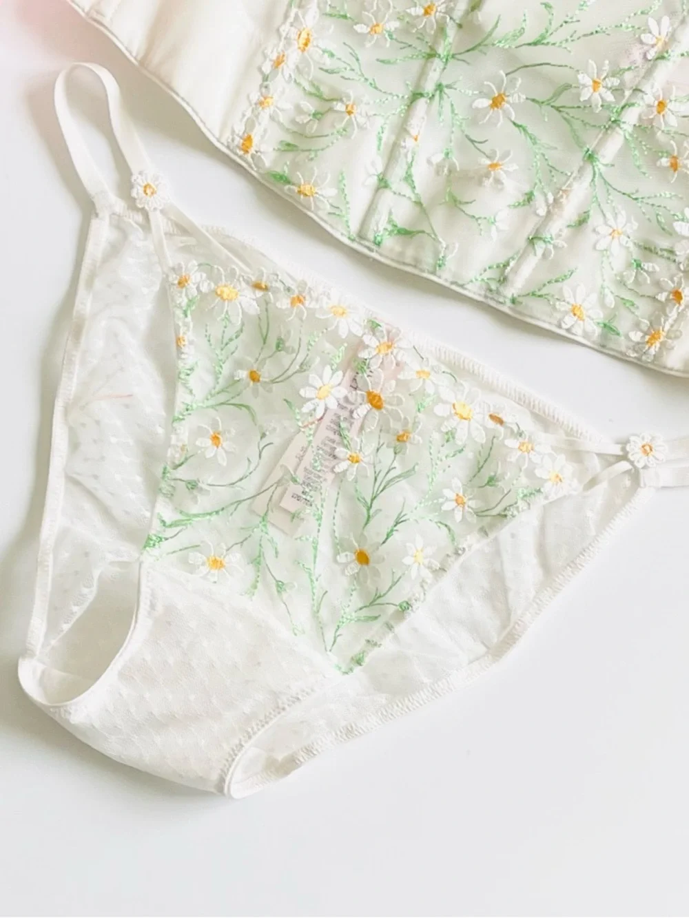 36C MEDIUM Victoria’s Secret white Daisy embroidered bra set bikini panties
